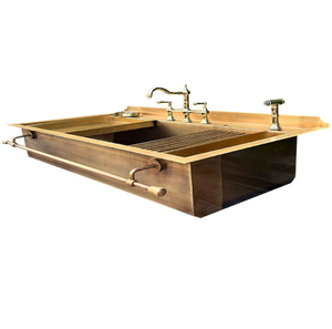 Fregadero de cobre para estación de trabajo con un solo tazón y delantal frontal con diseño floral en relieve y colador deslizante. - Product Image 4