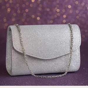 Cartera tipo sobre de cuero PU color lavanda que funciona como un práctico bolso de mano con compartimentos para tarjetas y dinero en efectivo. - Product Image 5