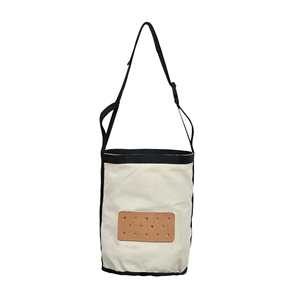 Sac d'alimentation pour chevaux en toile blanche avec sangle réglable et patch en cuir rectangulaire – Sac d'alimentation durable – Vente en gros – Fournisseur OEM - Product Image 1