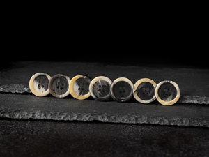 Boutons en corne de buffle faits à la main, écologiques, artisanaux, à motifs, double face, modernes, pour manteaux, vestes, robes, costumes et pantalons - Product Image 3