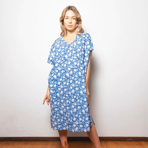 Caftán Floral Estampado a Mano en Azul y Blanco, Vestido Ligero de Algodón Indio para Mujer, Estilo Boho, Atuendo de Verano DULARI011 - Product Image 1