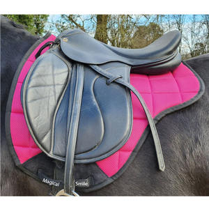 แผ่นรองอานม้าคุณภาพสูง ระบายอากาศได้ดี แผ่นรองอานหรูหรา สีชมพู แผ่นรองอานสำหรับกระโดดขี่ม้า รุ่น Ridder Love This Saddle Pads - Product Image 4