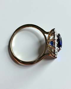 Bague en or blanc massif 18 carats avec magnifique saphir bleu et halo de diamants de laboratoire pour mariage, fiançailles, cadeau, fête, anniversaire - Product Image 3