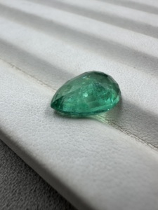 Émeraude zambienne naturelle vert intense, taille poire, 4,07 carats, pierre précieuse non montée pour la création de bijoux - Product Image 2