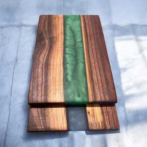 Planche à découper en bois artisanale avec rivière de résine verte, rectangulaire, antidérapante, lavable au lave-vaisselle, pièce unique - Product Image 1