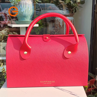 Sac cadeau de luxe haut de gamme en tissu brodé rouge avec pompon en bambou et pelliculage mat – Emballage pour Ramadan, Nouvel An chinois, mariage et fêtes