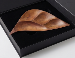 Assiette décorative en bois artisanale de qualité supérieure, forme irrégulière, design classique poli, plateau uni, élément essentiel pour une table élégante - Product Image 6