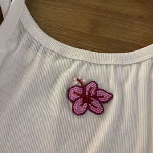 เสื้อครอปท็อปผ้าคอตตอนริบสีขาวแบบปรับแต่งได้ พร้อมปักลายดอกกล้วยไม้สีเหลืองด้วยลูกปัด สำหรับงานปัก >งานฝีมือปัก - Product Image 4