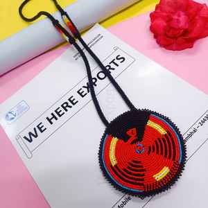 Collier pendentif abstrait fait main avec perles rouges, noires, jaunes et bleues et cordon long pour un style artistique traditionnel et culturel - Product Image 3