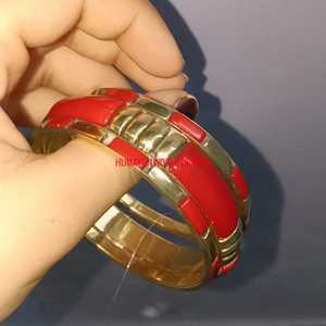 Bracelet en résine rouge de qualité supérieure avec détails dorés, fabriqué à la main pour un style élégant au quotidien, pour les occasions festives et pour les soirées. - Product Image 4