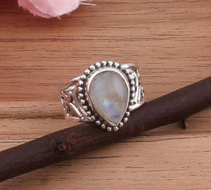 Bague empilable délicate en argent sterling 925 avec pierre précieuse de feu bleu en pierre de lune arc-en-ciel naturelle faite à la main en gros pour les fêtes - Product Image 4