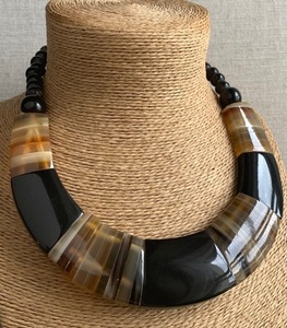 Collier ovale noir brillant en résine perlée pour femme, fait main, multicouche, bijou statement épais au look audacieux et élégant - Product Image 5