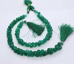 Cuentas facetadas de ónix verde natural al por mayor de 7 a 8 mm, gotas de ónix verde facetadas tipo briolette para la fabricación de joyas. - Product Image 1