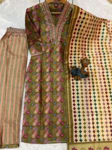 Ensemble pantalon élégant en soie Zarna coupe droite avec dupatta numérique - Product Image 3