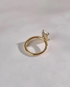 Bague de fiançailles solitaire en diamant créé en laboratoire, taille émeraude 1,5 carat, clarté VS1, couleur F, or jaune 18 carats, style classique, certifiée IGI - Product Image 4