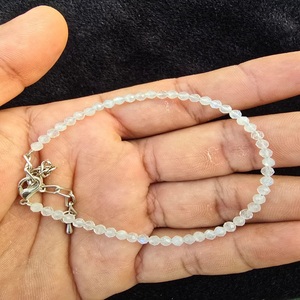 Pulsera de Piedra Lunar Blanca Arcoíris, Hermosas Cuentas de Cuarzo Ágata Natural de Calidad, Artesanía en Piedra Semipreciosa con Grabado a Mano - Product Image 4