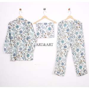 ชุดนอนผ้าฝ้ายลายดอกไม้แฟชั่นสำหรับผู้หญิง พร้อมเสื้อติดกระดุม กางเกงระบายขอบนุ่ม สวมใส่สบาย เหมาะสำหรับใส่นอนหรือใส่ในชีวิตประจำวัน - Product Image 4