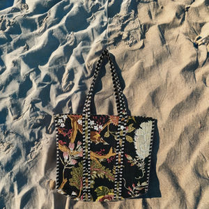 Hermoso Bolso de Hombro de Algodón Acolchado Kantha, Bolso Tote de Diseñador para Mujer con Cierre de Cremallera y Bolsillo para Viajes y Compras - Product Image 2