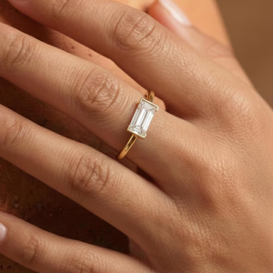Anillo de compromiso solitario con diamante cultivado en laboratorio de 1 quilate, corte baguette, engaste medio bisel orientado de este a oeste, color E, claridad VS, chapado en rodio, oro de 14K - Product Image 1