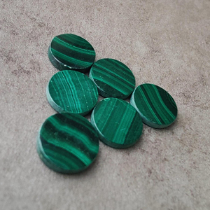 มาลาไคต์ธรรมชาติทรงกลมแบบคาโบชอง ด้านหลังแบน เจียระไนแล้ว เป็นอัญมณีสีเขียวสำหรับเครื่องประดับ มีทุกขนาด - Product Image 3