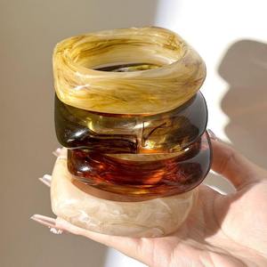 Bracelet en résine époxy transparente avec incrustations naturelles, artisanal, durable et éco-responsable – Nouvel An Chinois - Product Image 4