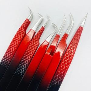 Pinces à extensions de cils en acier inoxydable thermolaqué rouge et noir avec pointe anti-magnétique de précision en argent et poignée diamantée - Product Image 3