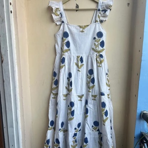 Vestido largo de algodón indio con estampado floral y cuello cuadrado sin mangas, superventas 2026, a precio mayorista - Product Image 1