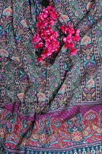 Tela con estampado floral en rayas color verde azulado oscuro con borde ornamental para diseño de vestido Kurti, material para ropa étnica. - Product Image 4