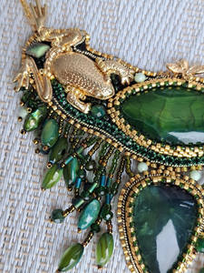 Collier brodé de perles de verre gracieuses Mélange parfait d'artisanat traditionnel et d'élégance contemporaine - Product Image 5