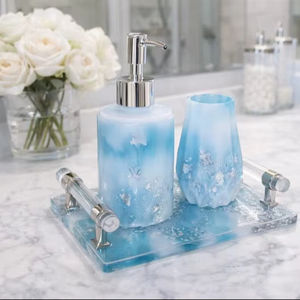 Bandeja de Baño de Resina con Escamas Plateadas, Azules y Blancas, Hecha a Mano y Ecológica, Dispensador de Jabón, Porta Brochas, Color y Tamaño Personalizables - Product Image 1