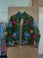 Chaqueta Acolchada Suzani de Terciopelo Verde Hecha a Mano con Bordado Verde Azulado, Patrones Florales Atrevidos, Forro de Algodón, Ecológica y Transpirable