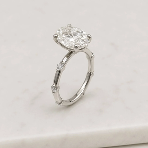 Bague de fiançailles en platine avec diamant ovale et diamants latéraux cultivés en laboratoire, certifiée IGI, style luxe pour femme - Product Image 6