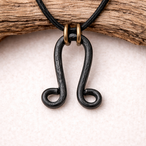 Collar con Colgante de Hierro Forjado a Mano Negro, Joyería Artesanal Rústica, Colgante de Metal Hecho a Mano Minimalista, Regalo de Moda Unisex - Product Image 1