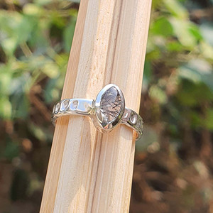 Anillo minimalista de Cuarzo rutilado Original de Plata de Ley 925 con banda martillada, piedra de rutilo negra chapada en oro, joyería de lujo - Product Image 1