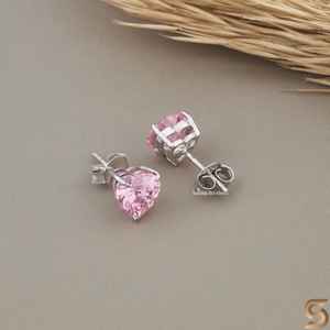 Boucles d'oreilles en forme de cœur rose avec diamants, design élégant et romantique pour femmes, style cadeau de luxe pour tous les jours avec un éclat étincelant - Product Image 4