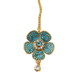 Elegante Maang Tikka con Flores de Pedrería, Piedra Central Verde y Cristal Colgante para Accesorio de Pelo de Boda - Product Image 3