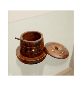 Pot à sucre en bois personnalisé avec surface martelée à motif floral, idéal pour la cuisine et la maison, également parfait comme pot à sel ou à sucre pour le petit-déjeuner. - Product Image 1