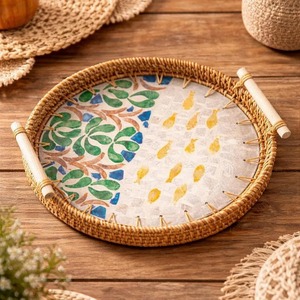 Plateau de service en rotin design avec incrustations de nacre, idéal pour les occasions spéciales, les services festifs et les cadeaux, provenant d'Inde. - Product Image 1