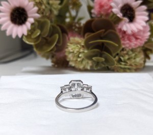 แหวนเพชรทองคำขาว 14k สำหรับผู้หญิง แหวนเพชรห้าเม็ด 1.95 กะรัต เพชรทรงเหลี่ยมมรกต เพชรเพาะเลี้ยงในห้องปฏิบัติการ แหวนหมั้นสุดหรู รับรองโดย IGI - Product Image 2