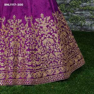 Ensemble Lehenga-Choli semi-cousu en soie de mûrier de haute qualité avec broderie Zari-Dori-Sequin, coupe trapèze, vente en gros - Product Image 5