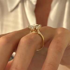 Anillo de Compromiso con Diamante Cultivado en Laboratorio de 6 Quilates, Corte Cojín, Diseño Elegante, en Oro Amarillo de 14k/18k, Ajuste Flush, Solitario, Certificado IGI - Product Image 2