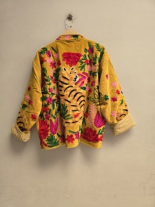 เสื้อแจ็คเก็ตกำมะหยี่สีเหลืองทองทำมือสำหรับผู้หญิง ลายปักเสือและพฤกษศาสตร์ สไตล์ชาติพันธุ์โบฮีเมียน เสื้อคลุมตัวนอก ขายส่ง ผู้ส่งออก B2 - Product Image 2