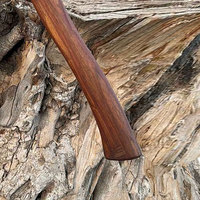 Hache Viking de style authentique, inspirée de l'industrie scandinave, avec tête en acier au carbone de 4 3/4 pouces et manche en bois, pour décoration historique et utilisation extérieure.