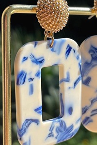 Pendientes Cuadrados Azules y Blancos con Diseño de Mármol, Adornos de Cuentas Doradas y Resina Recortada, Detalle Exquisito - Product Image 3
