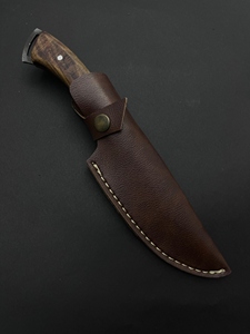 Cuchillo de Caza y Camping, Hoja Fija de Acero al Carbono con Borde Parcialmente Dentado y Mango de Madera de Nogal, Funda de Cuero - Product Image 2