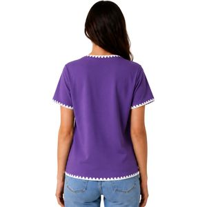 Camiseta de Mujer con Bordado Floral Morado, Ribete Blanco en Contraste, Cuello Redondo, Manga Corta, Estilo Casual, OEM, ODM, Ropa Personalizada - Product Image 2