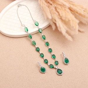 Collar con Piedra Verde de Corte Pera y Diamantes Blancos CZ, Chapado en Oro Blanco de 18K, con Aretes y Cadena Ajustable, Joyería para Mujer - Product Image 3