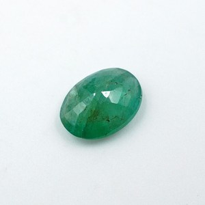 พลอยมรกตธรรมชาติ HAYAAT GEMS น้ำหนัก 1.40 กะรัต รูปทรงวงรีเหลี่ยมเพชรพลอย สีเขียว สำหรับทำแหวน ขนาด 9x6.5x3.5 มม. - Product Image 2