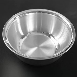 Bol à pédicure en métal finition antique pour spa de luxe, bain de pieds élégant au look vintage et matériaux durables - Product Image 1