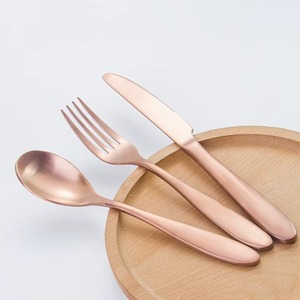 Ensemble de couverts en acier inoxydable rose gold mat, idéal pour les événements de restauration et l'usage domestique, fabriqué avec soin par KRAFT WORLD - Product Image 2